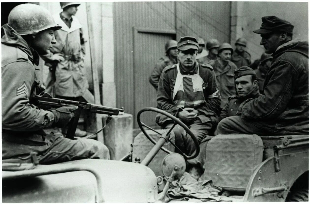 13 дивизия ханджар. Немецкий противогаз 2 мировой войны. Полевые санитары вермахта. Службы вермахта. Флаг казачьего стана вермахта.