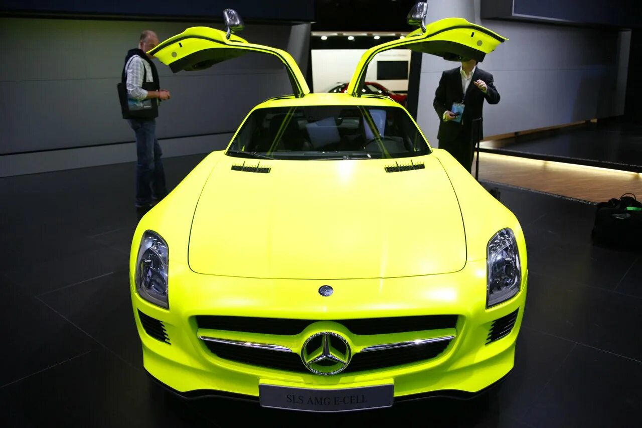 Желтый в реальной жизни. Mercedes SLS AMG E-Cell. Машина лимонного цвета. Машина желтая. Машина желтого цвета.