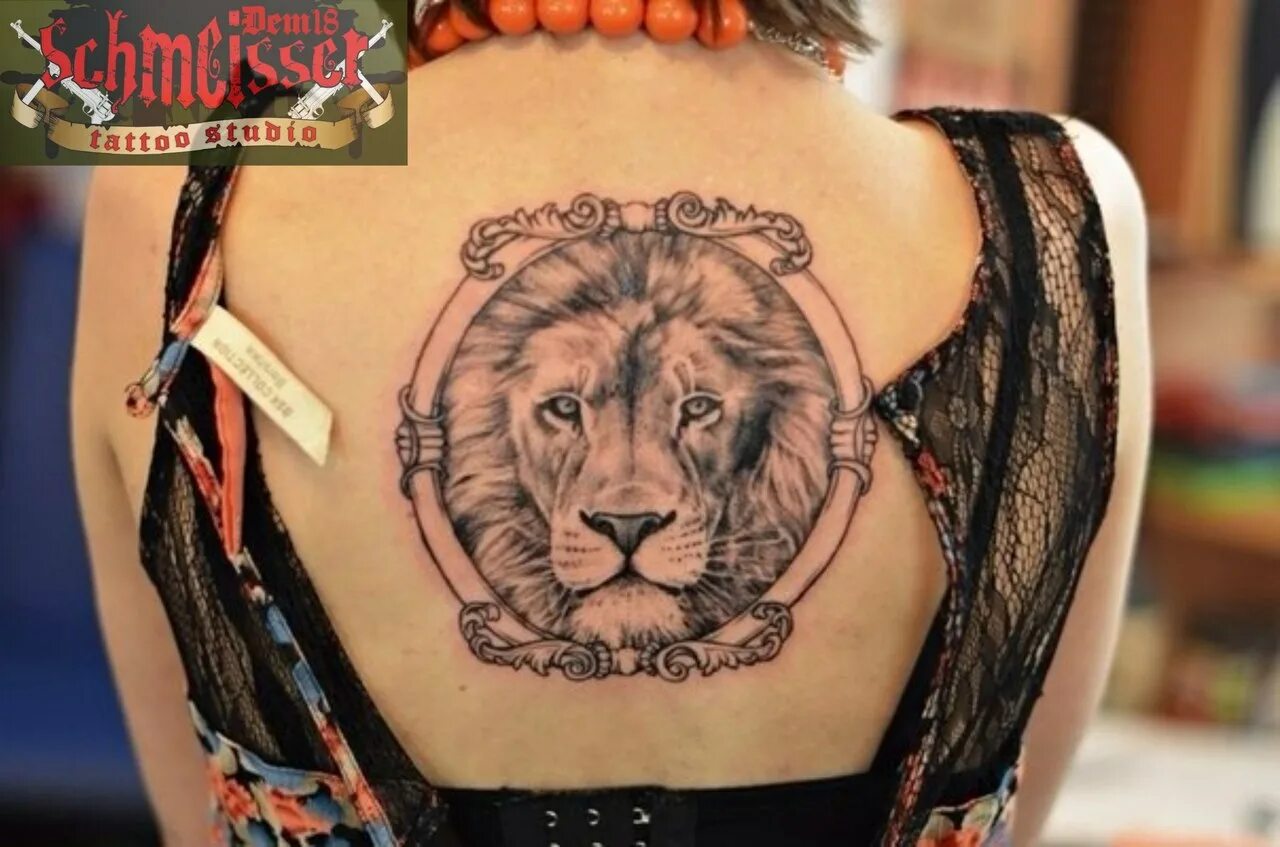 Тату лев на спине. Тату лев на лопатке у девушек. Тату лев на спине. Лев на спине девушки. Туту на спине лев у девушки.