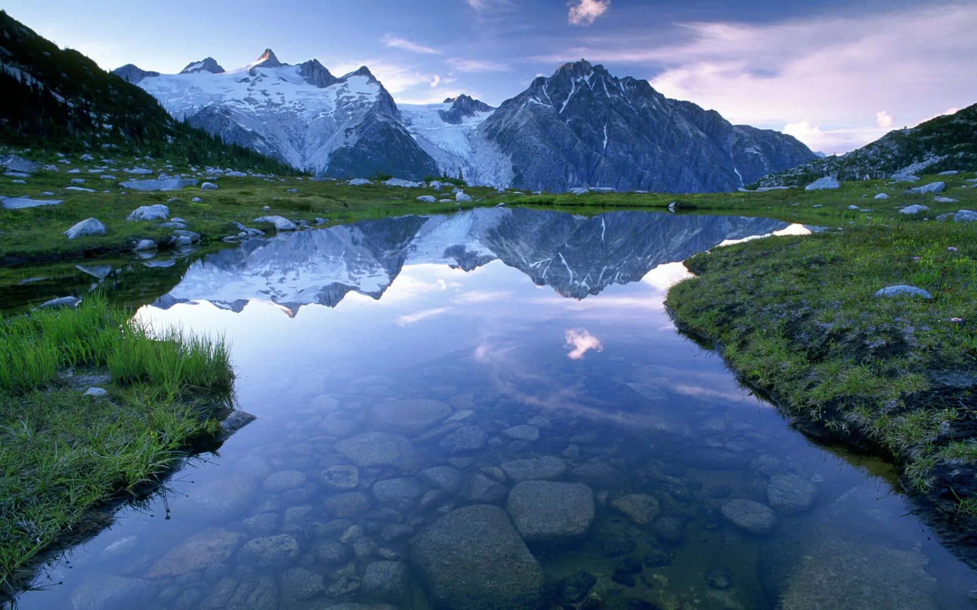 Скафтафетль Исландия. Горы и реки. Горы и вода. Речка в горах. Many rivers and lakes are