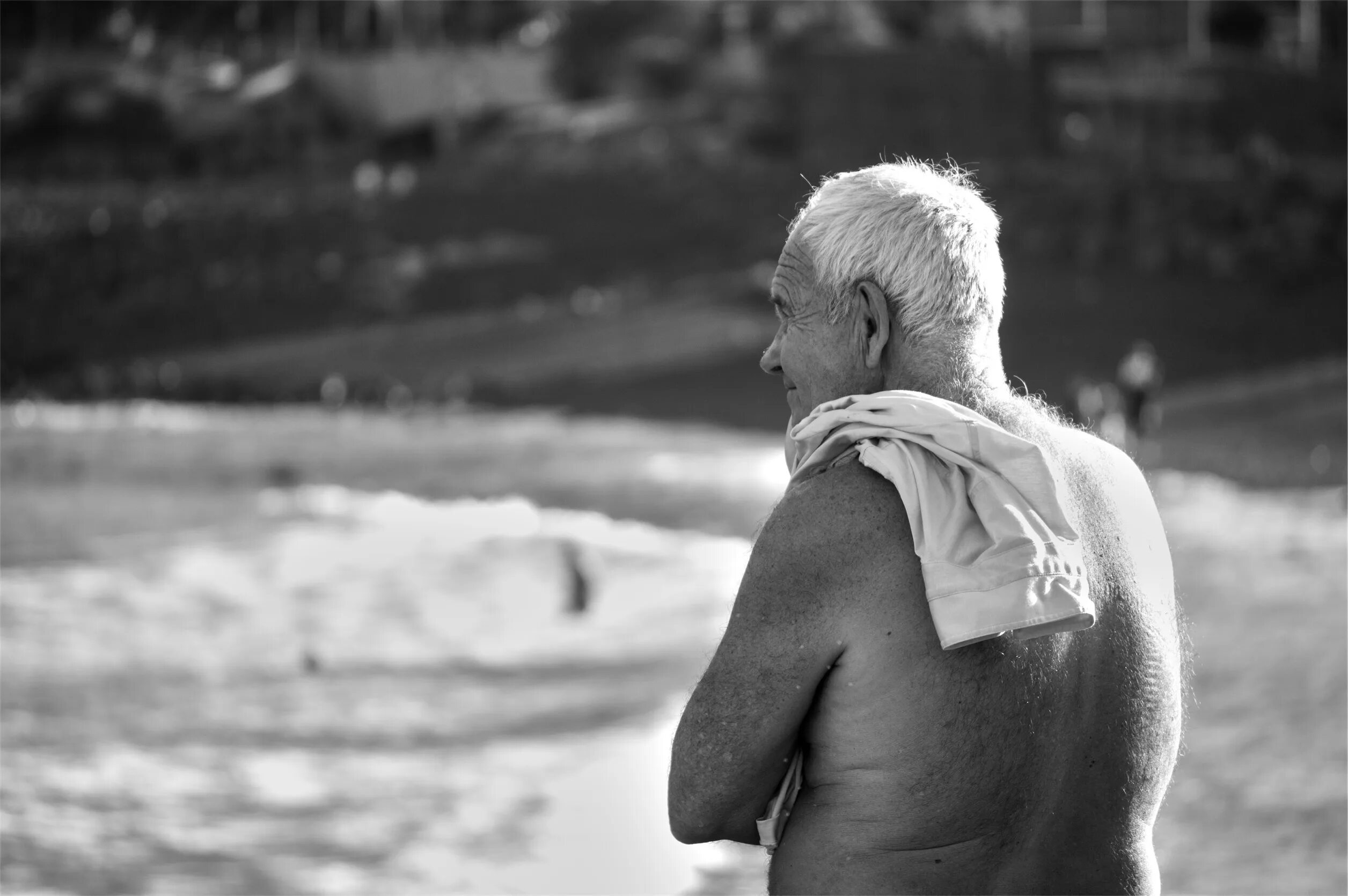 Old man blonde. Пожилой мужчина на пляже. Старики на пляже. Фото старика. Старики на пляже фото.