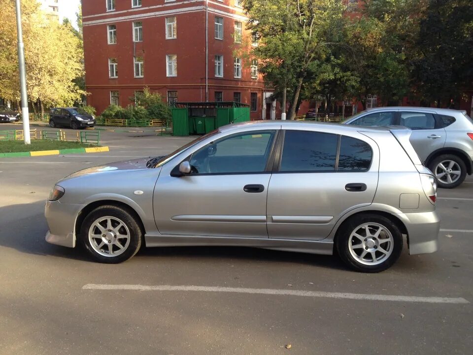 Nissan Almera n16 Tuning. Ниссан Альмера н16 хэтчбек на дисках. Almera n16 хэтчбек диски. Nissan Almera n16 r17. Пороги на альмеру н16 ниссан альмера