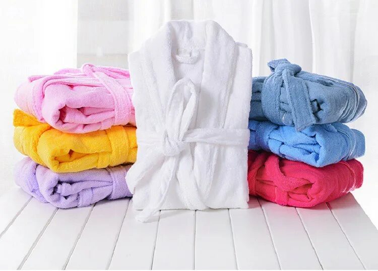 Включи полотенце. Полотенце халат. Махровый халат и полотенца. Халат сложенный. Махровый халат на вешалке.