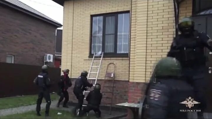 Полиция во дворе. Пресечение преступлений. Дом охраны. Обыск. Гбр вневедомственная охрана.