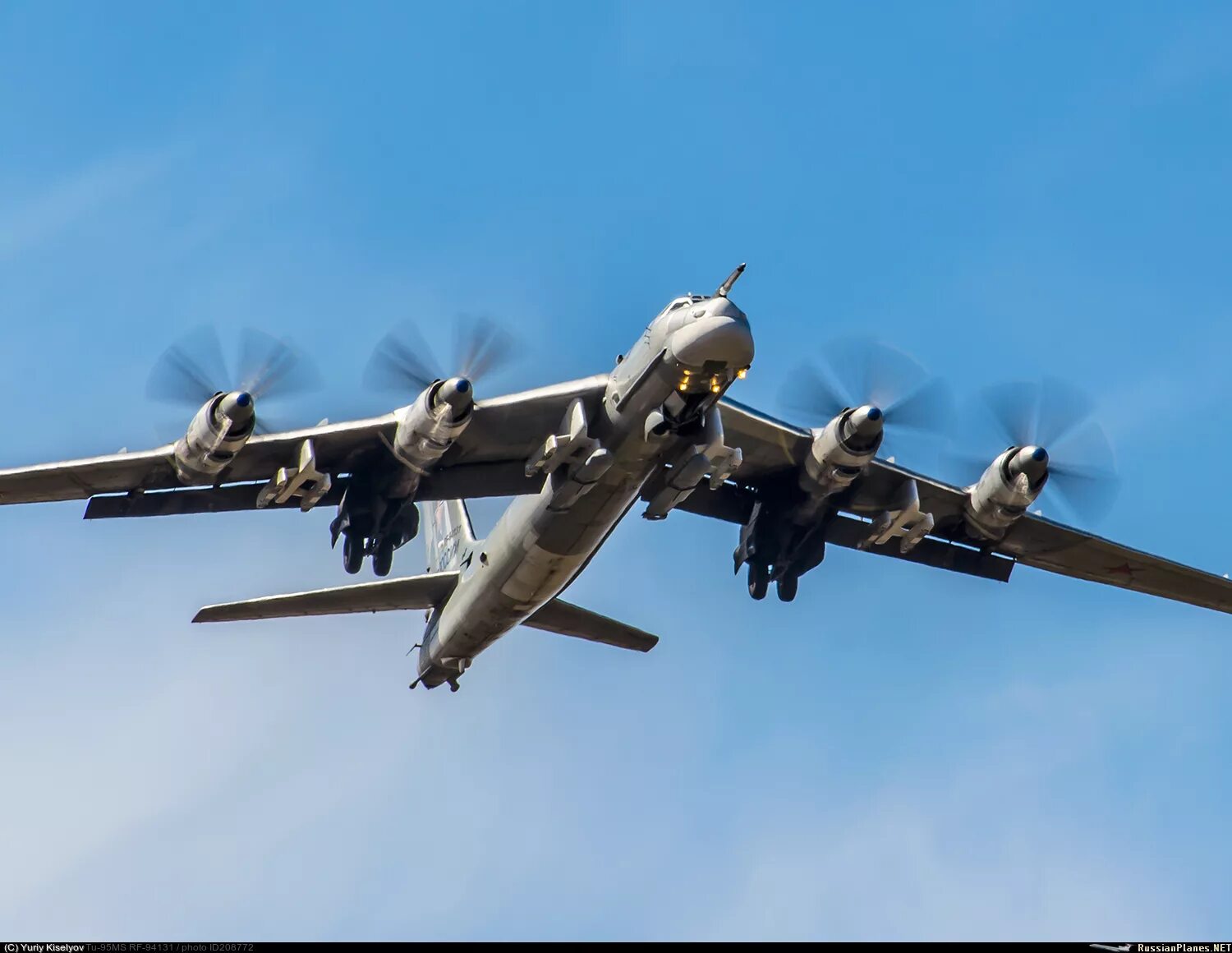 Ту-95 мс бомбардировщик. Два ту 95. Стратегический турбовинтовой бомбардировщик ту-95мс. Ракетоносец ту-95мс вкс россии. Стратегический ракетоносец ту-95мс.