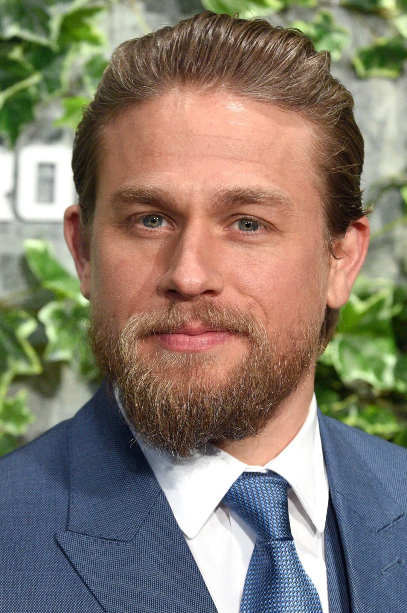 Charlie hunnam. Чарли Ханнэм. Ханнэм Чарли Ханнэм. Чарли Ханнэм 2021. Чарли Ханнэм джентльмены борода.