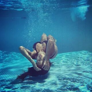 Писает под водой