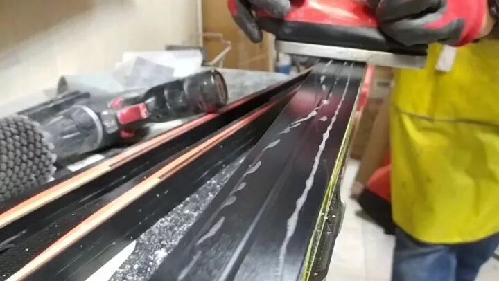 Парафинить лыжи. Лыжи беговые парафинить. Нанесение парафина на беговые лыжи. Как обрабатывать лыжи парафином. Нанесение смазки на лыжи.