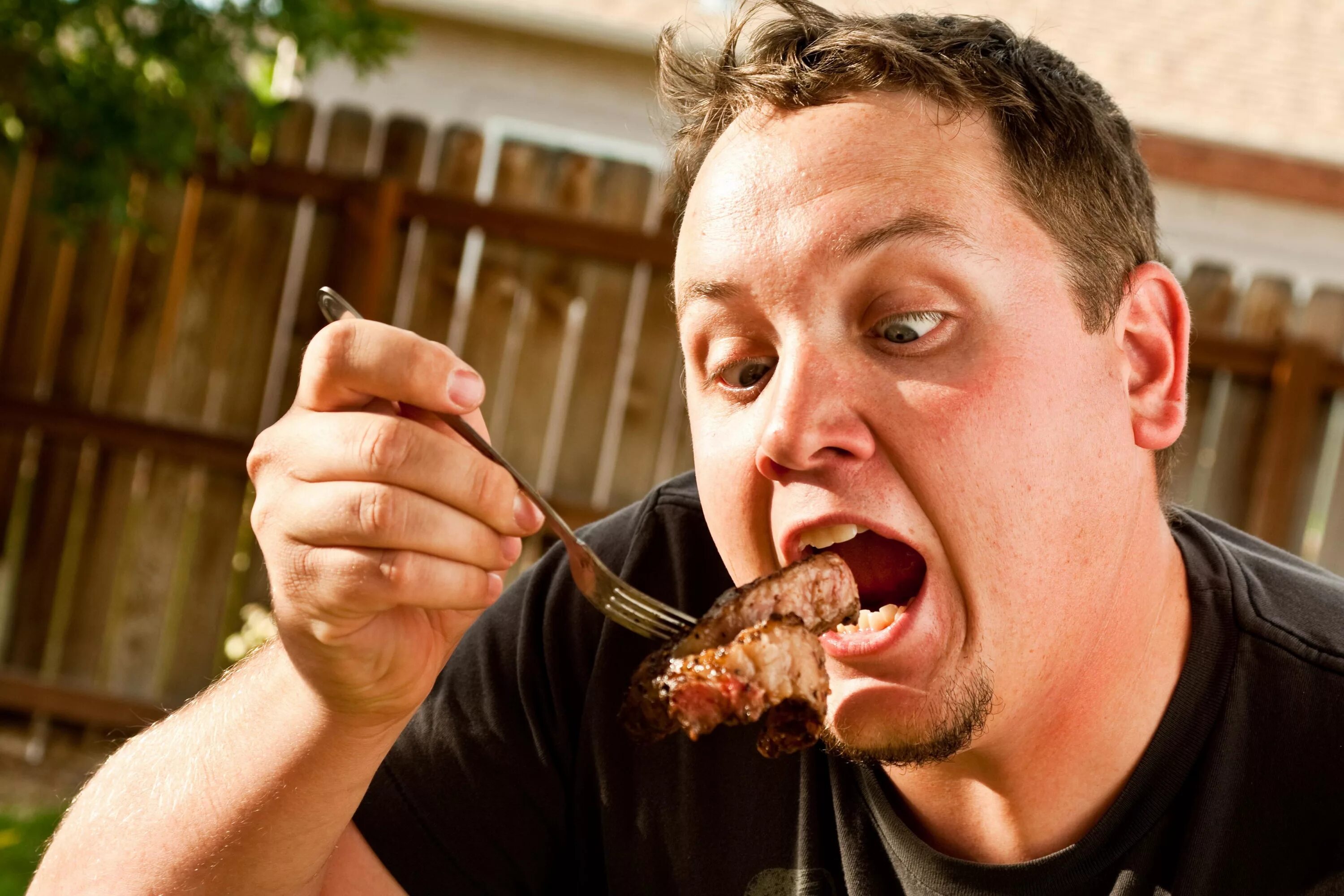 Как часто едите мясо. Мужчина ест. Человек кушает.