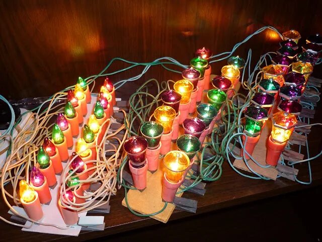 Первая гирлянда в каком году. Первая гирлянда в каком году. Советские гирлянды на елку. Первая электрическая гирлянда 1895. Ральф моррис гирлянда.