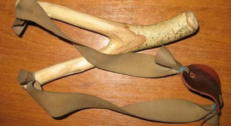 Рогатки daf95. Игрушка для взрослых рогатка. Рогатка из дерева. Слингшот рогатка. Рогатка стреляющая камнями.