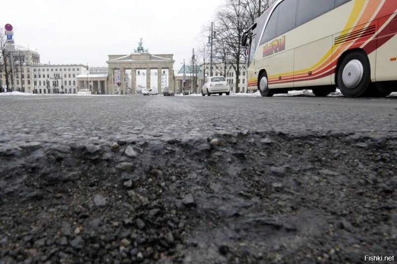 Почему в европе дороги. Разбитые дороги в Германии. Ямы на дорогах Германии. Плохие дороги в Германии. Убитые дороги Германии.