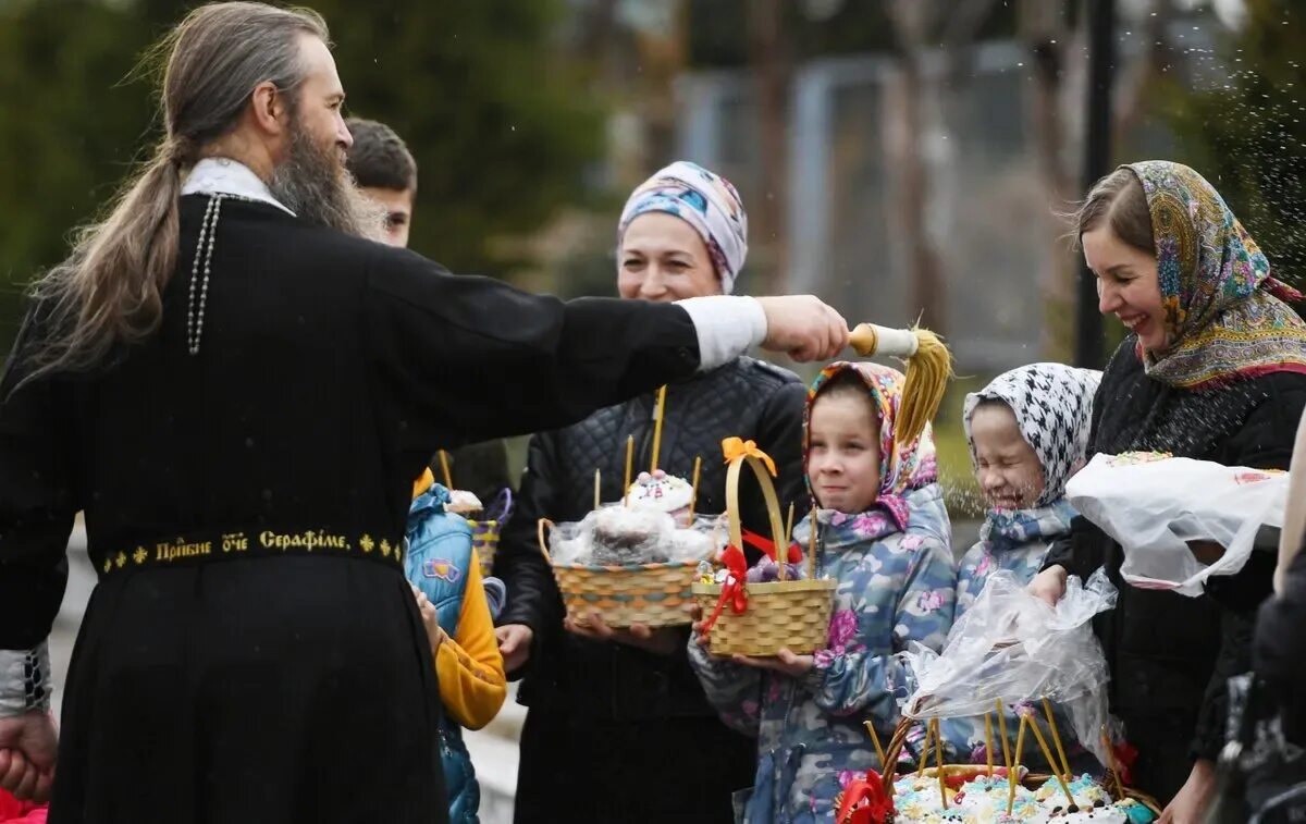 Когда освящают куличи на пасху. Храм в Троице-Лыково освящение куличей. Освящение куличей на Пасху. Освещение куличей в церкви. Пасха освящение куличей в храме.