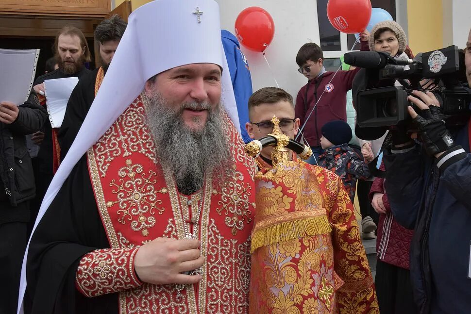 Шествие в крестном ходе. Крестный ход на пасху. Крестный ход в пасхальную ночь. Крестный ход екатеринбург. Шествие в крестном ходе.