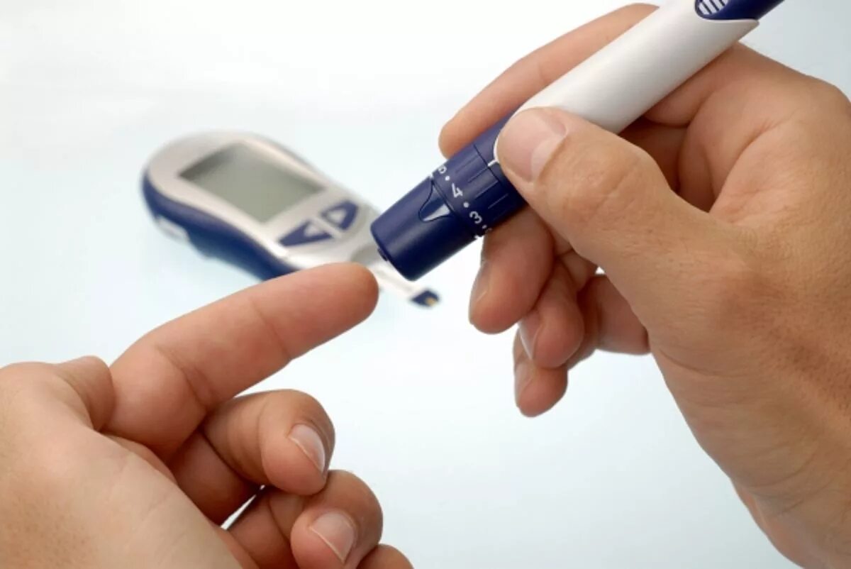 Как понизить уровень сахара. Измерение уровня Глюкозы в крови глюкометром. Глюкометр взятие крови на сахар. Глюкометр и инсулин. Сахарный диабет глюкометр.