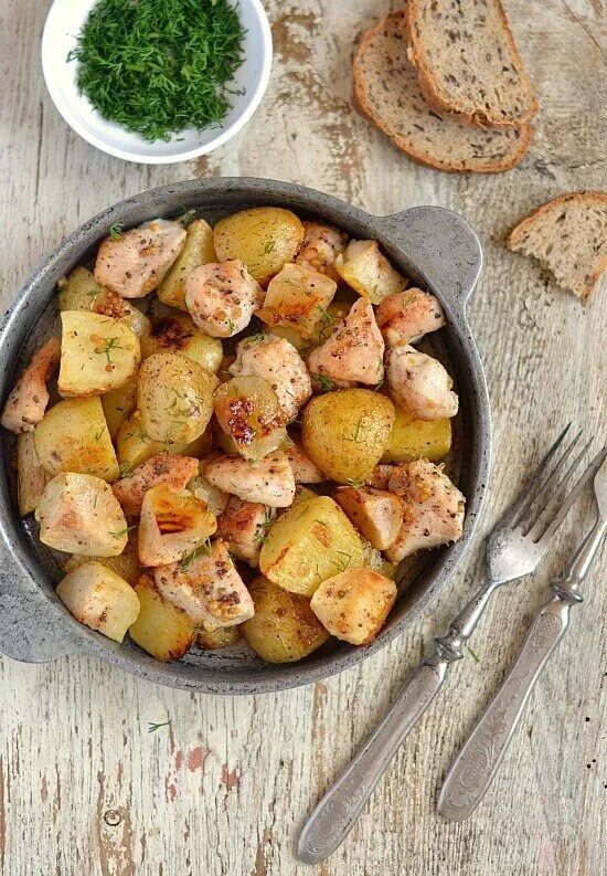 Куриное грудуа с картошкой. Куриное филе с картошкой. Куриная грудка с картофелем. Картофель с курицей