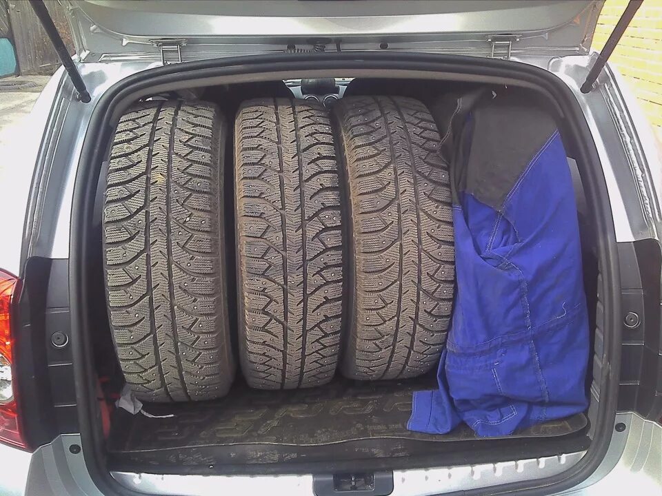 4 колеса в багажник. Michelin Latitude Cross 215/70 r16. Дастер багажник 4 колеса. 215/70r16 Latitude Cross 104h XL Michelin Dacia Duster. 4 Колеса в багажнике Дастера.