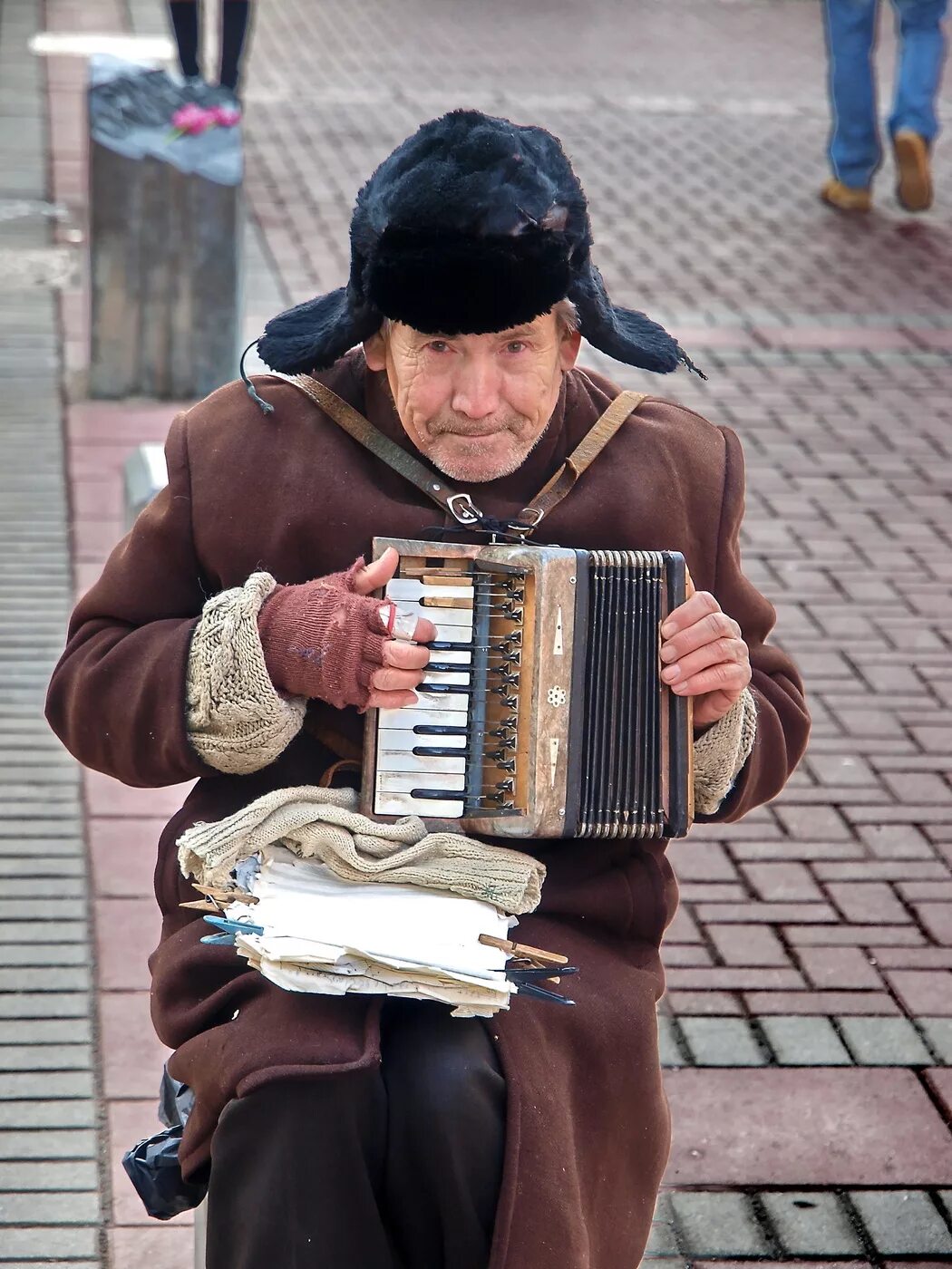 Пьяные мужички. Бомж с гармошкой. Попрошайка с гармошкой. Нищий с гармошкой. Человек с аккордеоном.