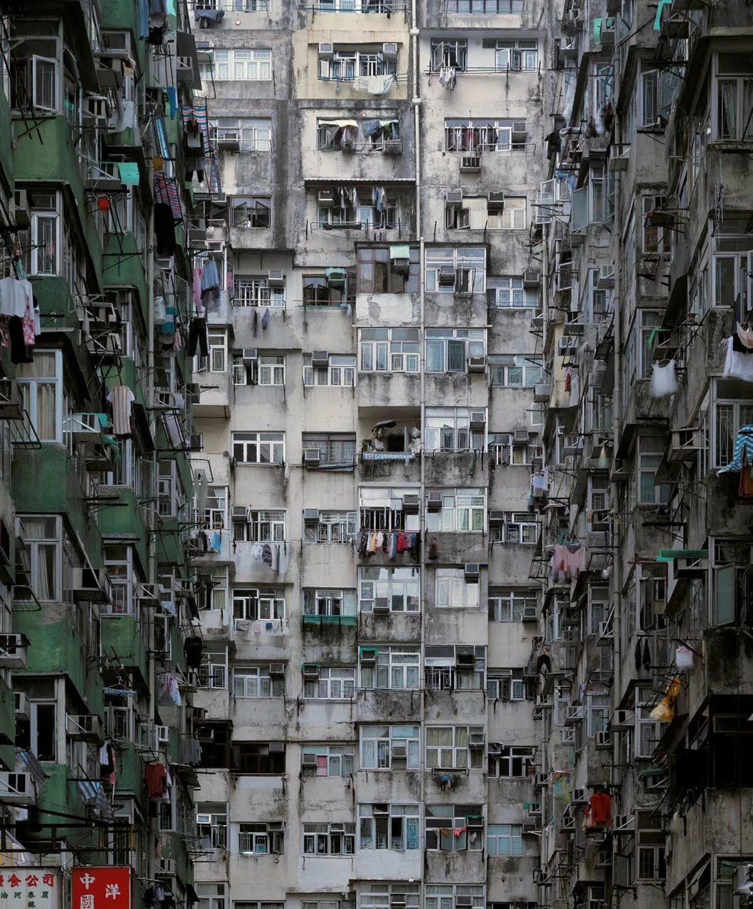 маленькие квартиры в гонконге. человек в тесной коробке. квартиры гробы в гонконге. тесная квартира. сселоаек в замкнутом пространстве.