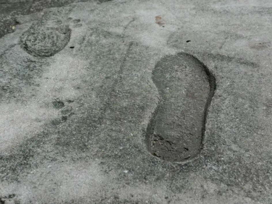 Шаров след в след. Отпечаток на бетоне. Следы обуви. Следы на цементе. Следы на бетоне.