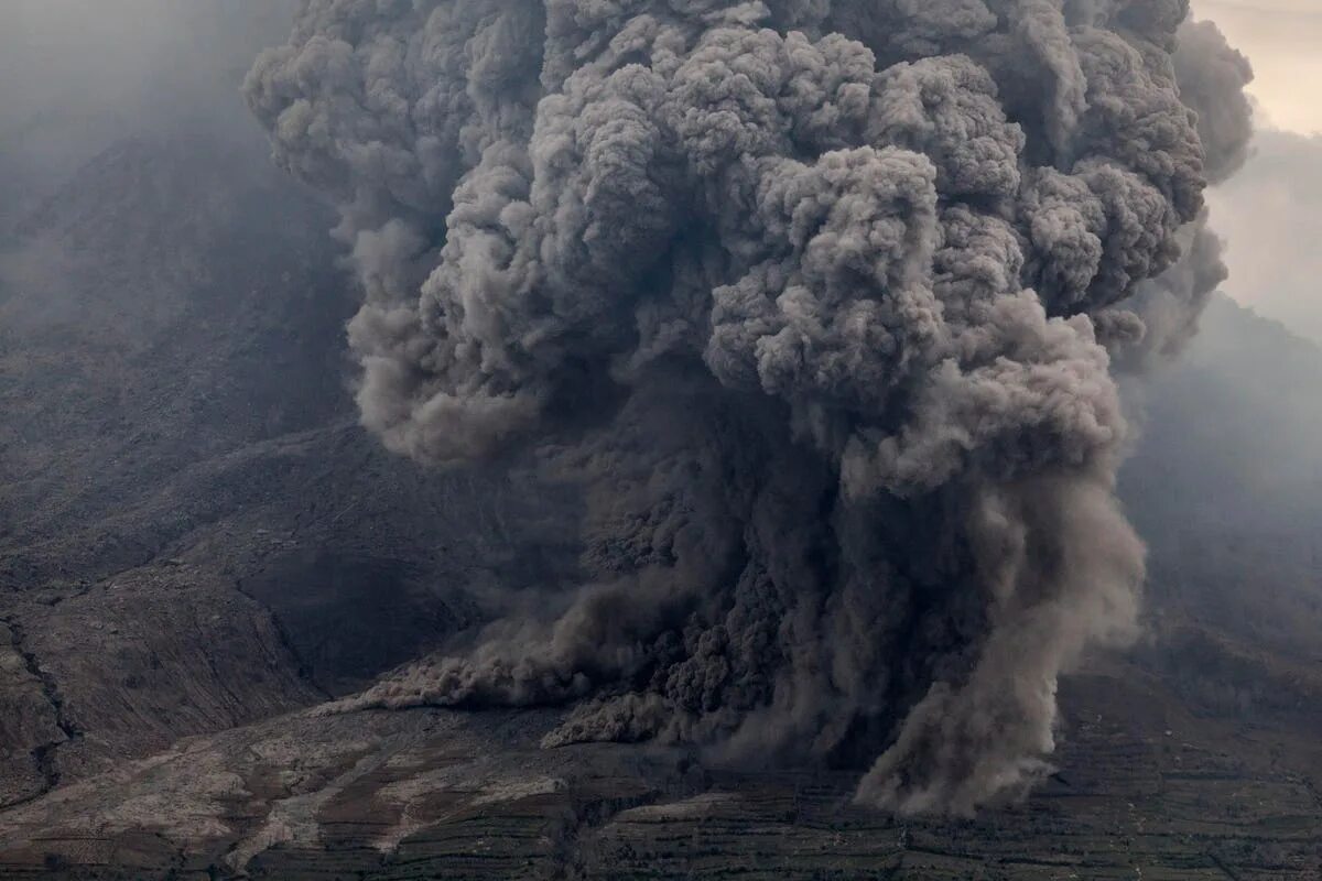 Пепел перемен том 1 пыль и сталь. Извержение вулкана Шивелуч пеплопад. Пыль от вулкана. Пепел вулкана. Дым вулкана.