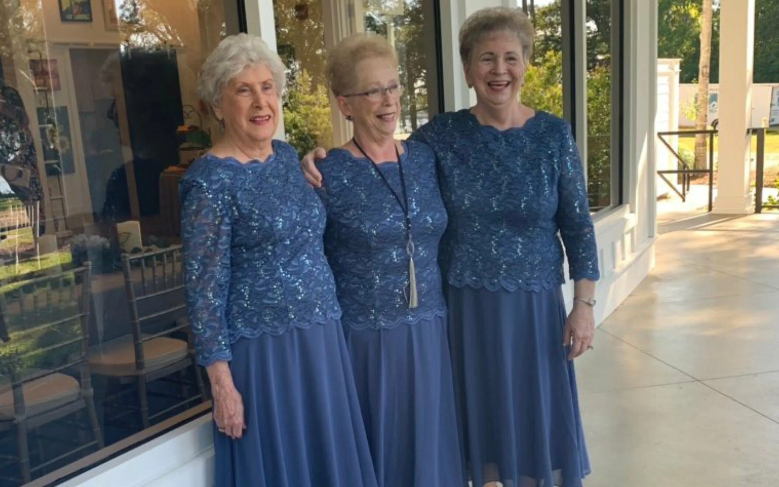 Мама моложе бабушки на 24 года. Платье для бабушки на свадьбу. Бабушка в платье. Платье для бабушки на свадьбу внука. Платье для бабушки на свадьбу внучки.