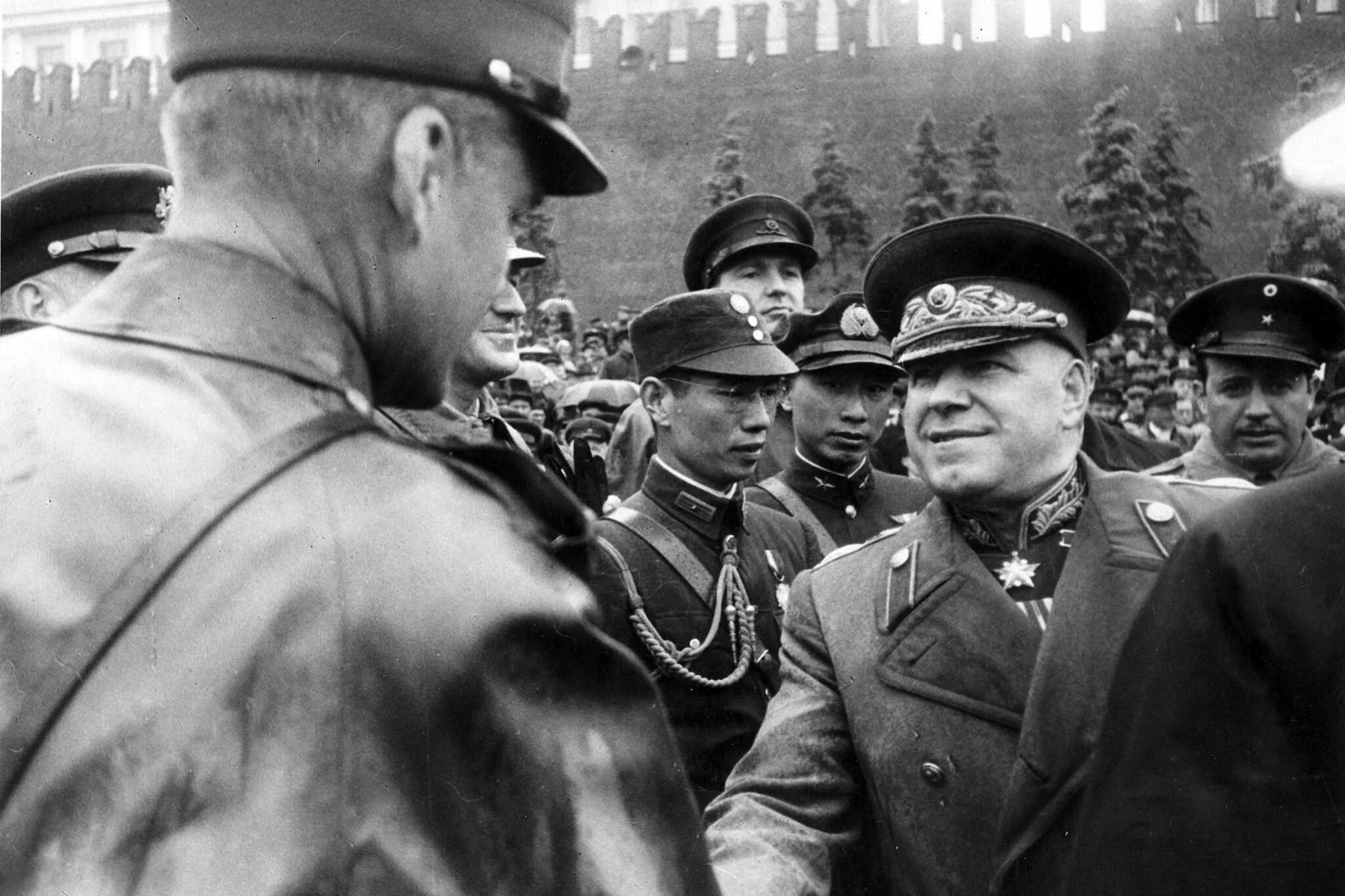Маршал парад. Жуков на параде победы 1945. маршал жуков на параде победы 1945. парад победы жуков на коне.