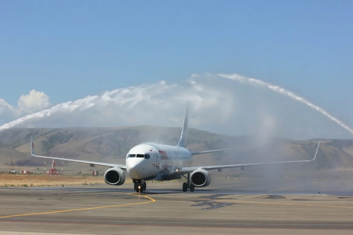 Аэродром махачкала уйташ. Махачкалу летают самолеты. Аэропорт махачкала. Самолет сочи. Тойота чартер.