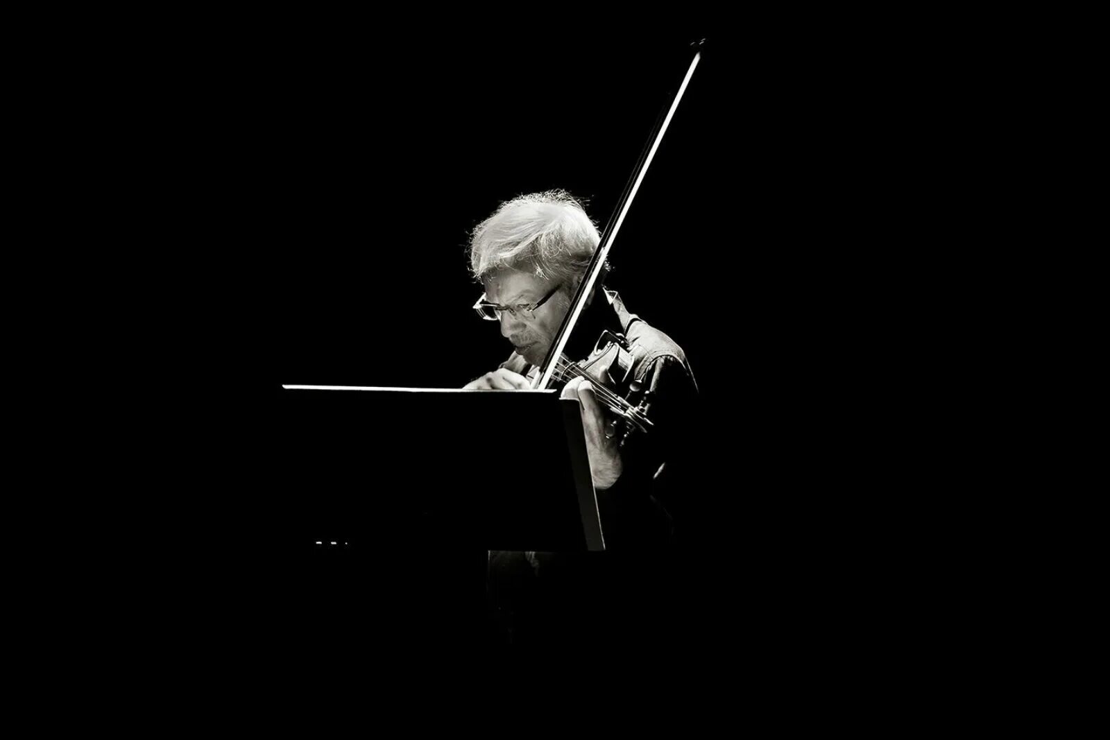 Кремер дирижер. Кремер дирижер. Гидон маркусович кремер. Гидон кремер фото. Юрий симонов дирижер екатеринбург.