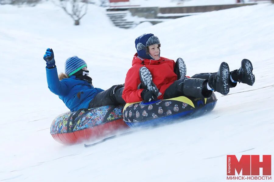 Катание с горок. Катание на ватрушках. Осторожно тюбинг. Тюбинг кататься. Катание на тюбингах минск.
