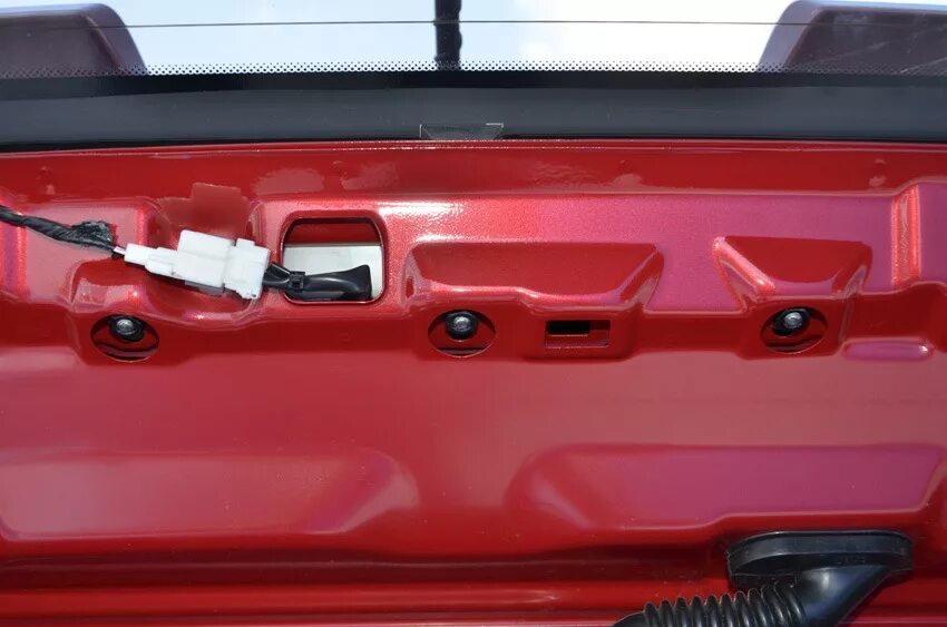 Резинка кнопки багажника Hyundai i30. Hyundai Creta лампы доп стоп сигнала. Планка на открывание багажника Hyundai Creta задняя дверь. Кнопка багажника Хендай Крета.