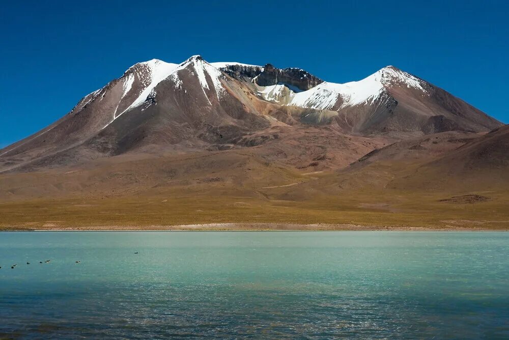 кордильера уайуаш. высокогорное озеро анды. горное озеро чили.