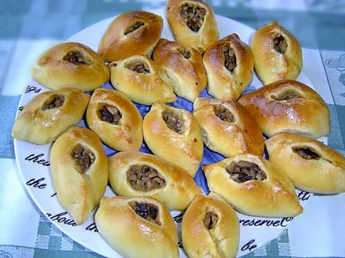 Расстегай с грибами. Расстегай с грибами. Пирожки с грибами. Пирожок с картофелем и грибами. Расстегай пирожки.