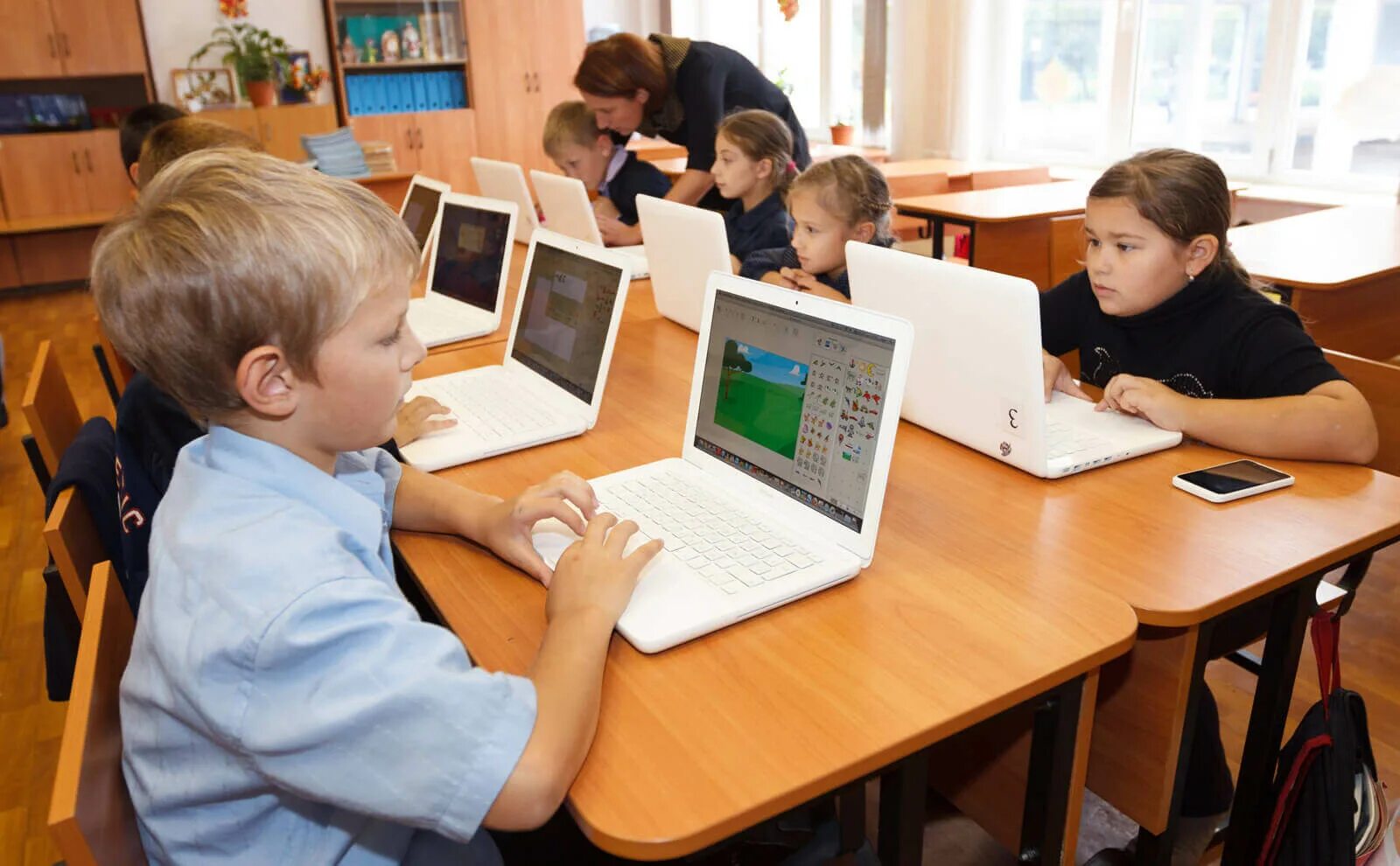 школьный предмет орксэ. первоклассники. какой новый предмет ввести в школе. школьники на уроке в школе. школьный класс.