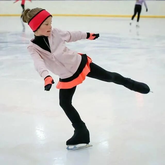 Со скольки лет занимаются фигурным катанием. Со скольки берут детей в фигурное катание. Сколь фигурное катание. Фигурное катание колко. Со скольки лет занимаются фигурным катанием.
