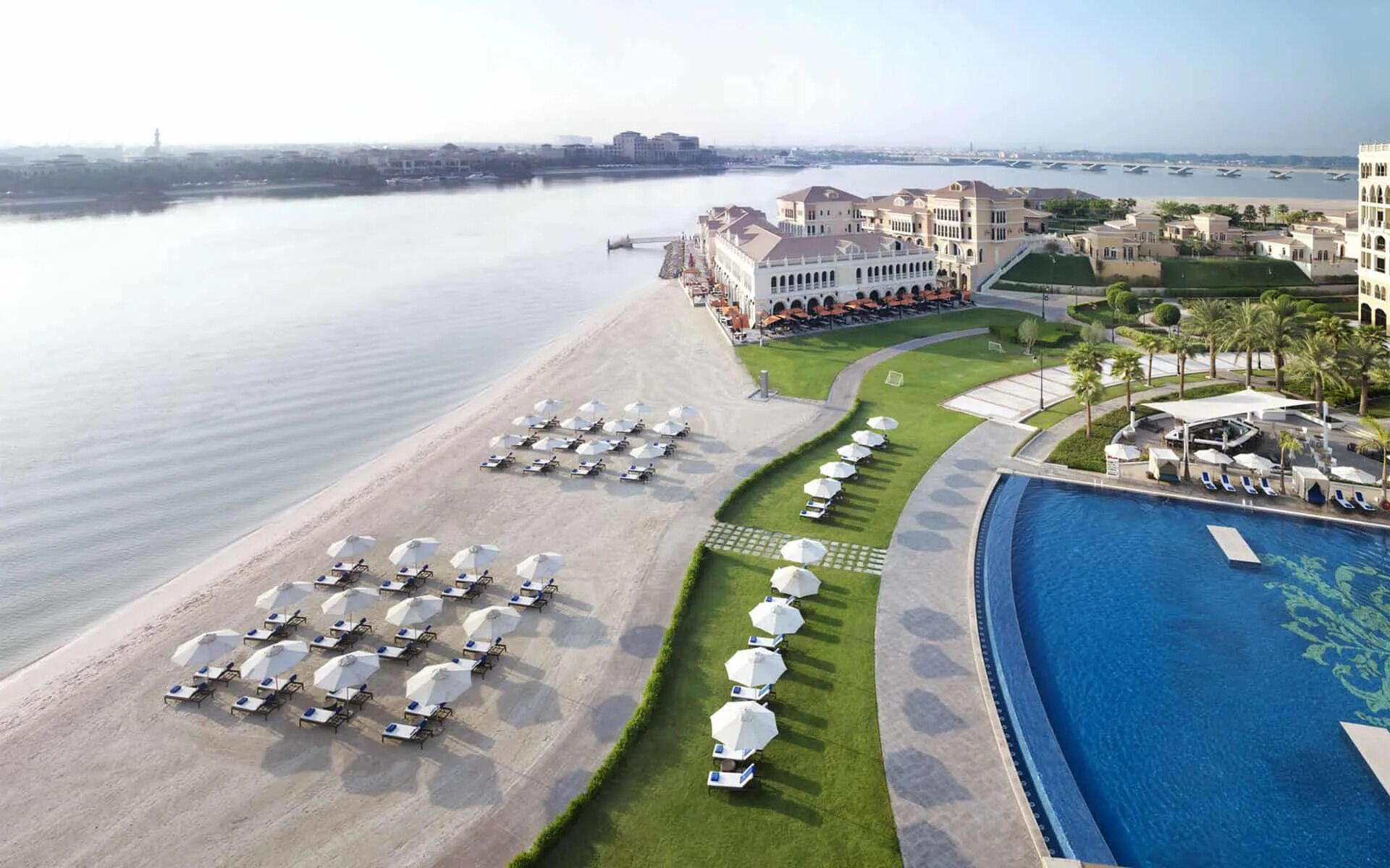 The ritz carlton abu dhabi. Ритц Карлтон Абу Даби. Отель в Абу Даби Ritz Carlton. The Ritz Carlton Abu Dhabi, Grand canal. The Ritz Carlton Abu Dhabi 5*.