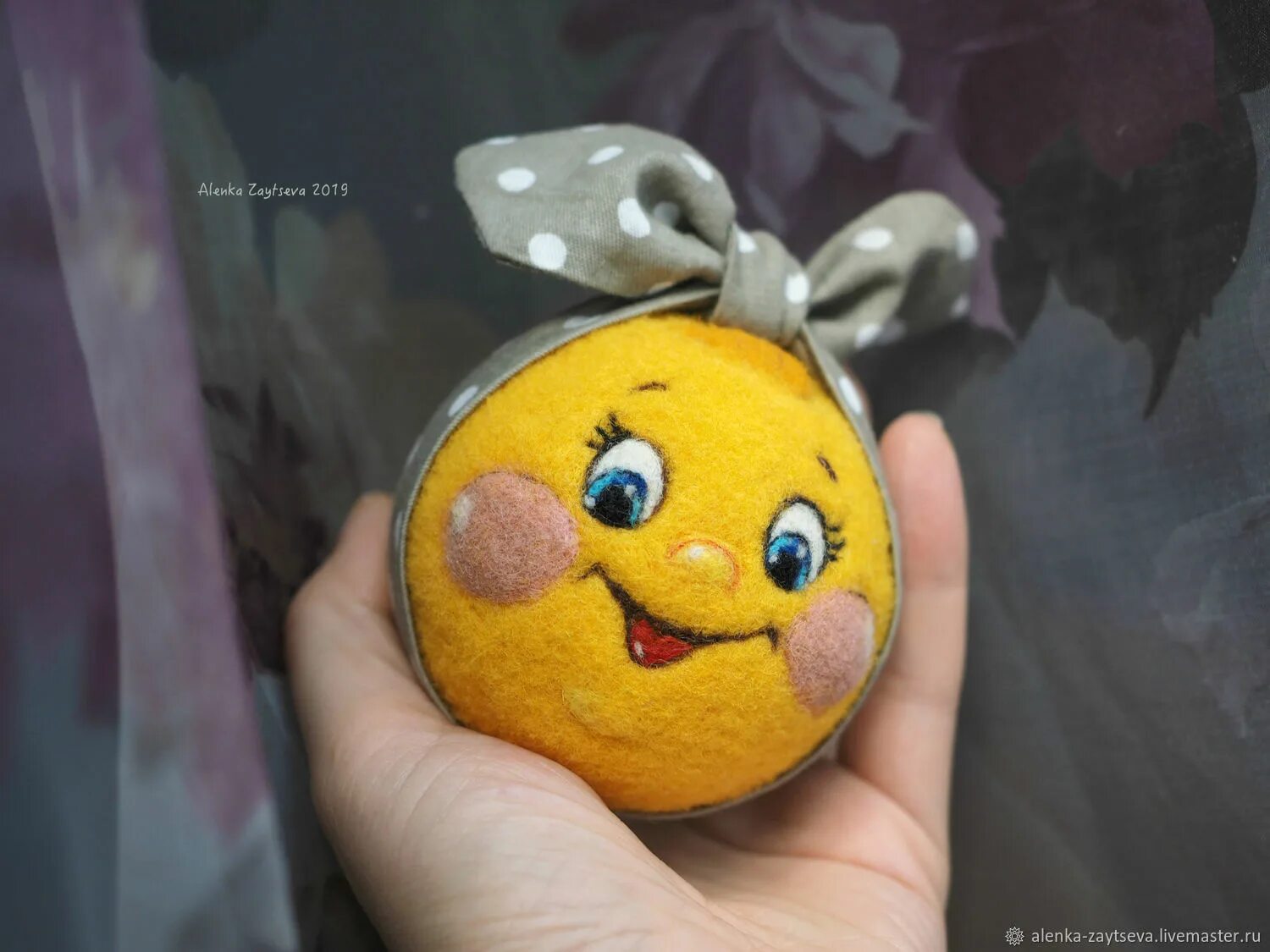 Игрушка колобок из ткани. Стеклянная елочная игрушка колобок. Ватная игрушка лиса и колобок. Мягкая игрушка колобок своими руками. Елочная игрушка колобок своими руками.