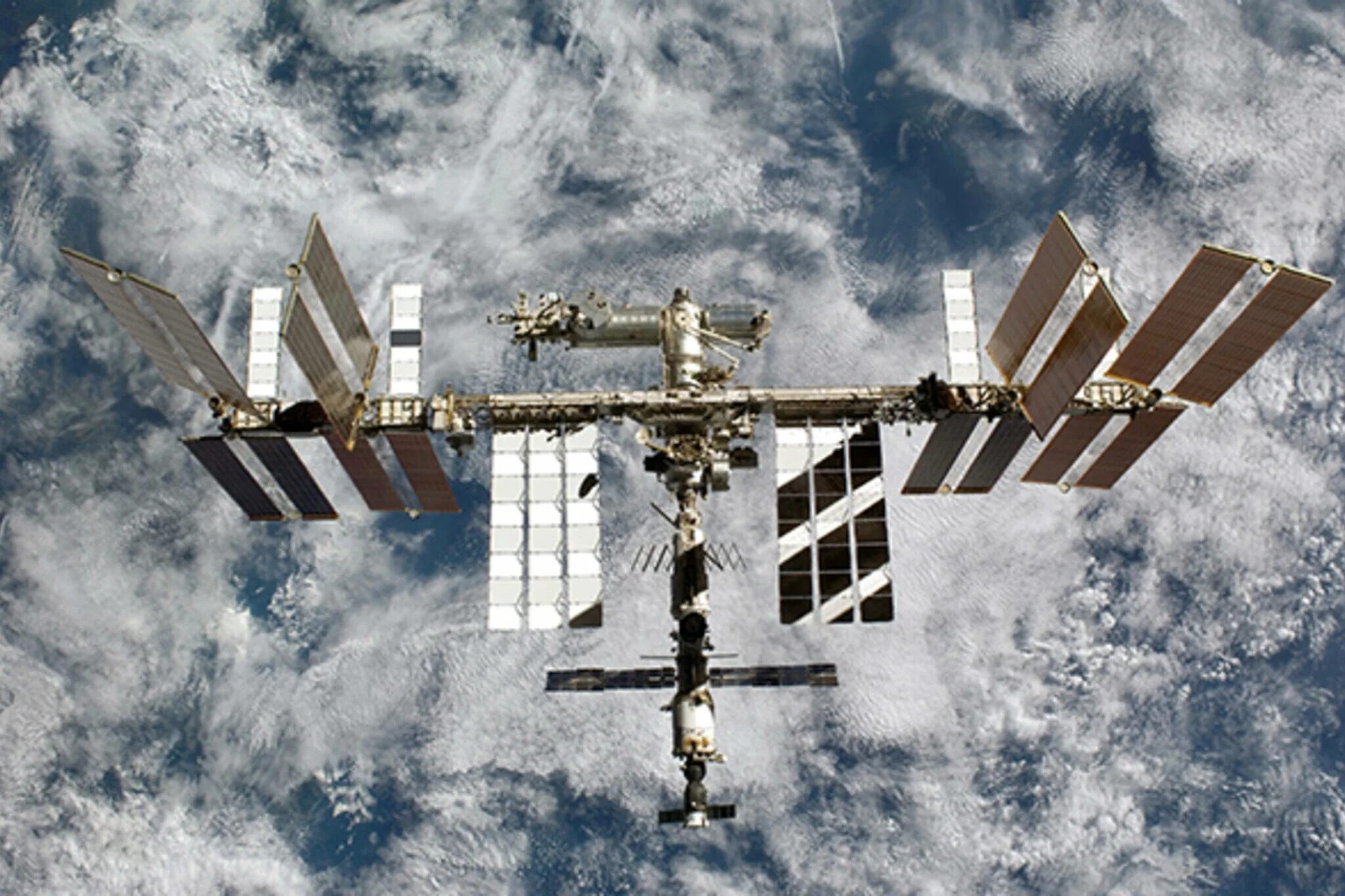Мкс фото. Международная Космическая станция МКС. НАСА МКС. ЭМКАЭС Космическая станция. Роскосмос станция.