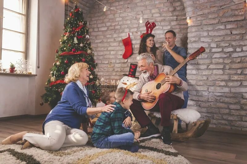 Family sing. Новый год всей семьей поет песни. Семья поет. Семейные новогодние песни. Поющая семья дома.