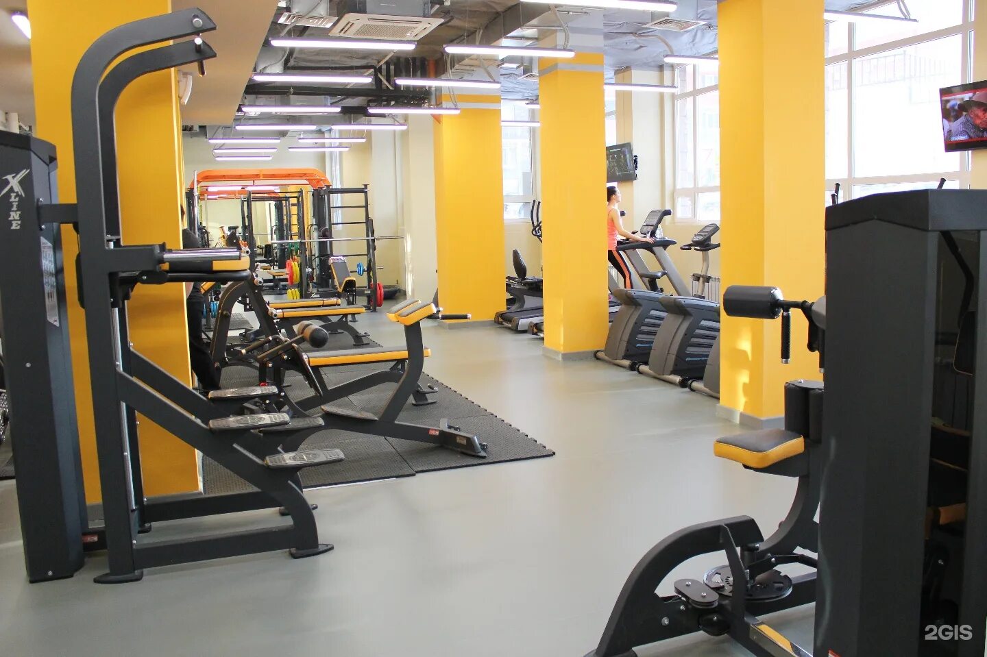 Атлет смоленск тренажерный зал на крупской. Фитнес клуб в подвале. Спортзал железный мир смоленск. Тренажерный зал стимул. Спортзал московском проспекте в воронеже.