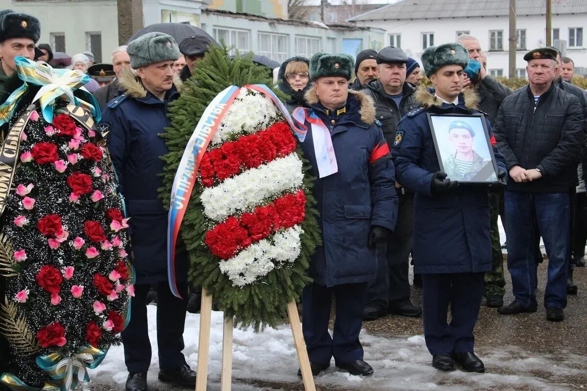 Сколько погибших из кировской области. Похороны военнослужащего. Похороны солдат погибших в Украине.