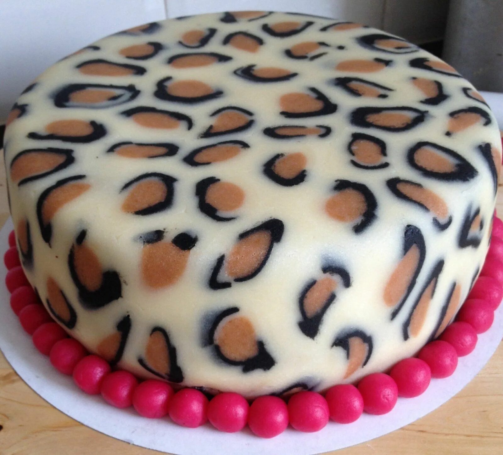 Торт с леопардовым принтом. Торт в леопардовом стиле. Торт леопардовый детский. Тортик леопард. Леопардовый торт.