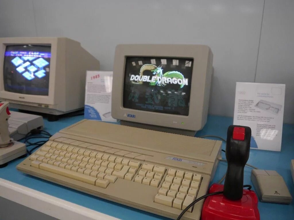 Компьютер dragon. Компьютере atari st. компьютер атари 1984 год. компьютер в детстве. старые компьютеры 2000-х ностальгия игры.