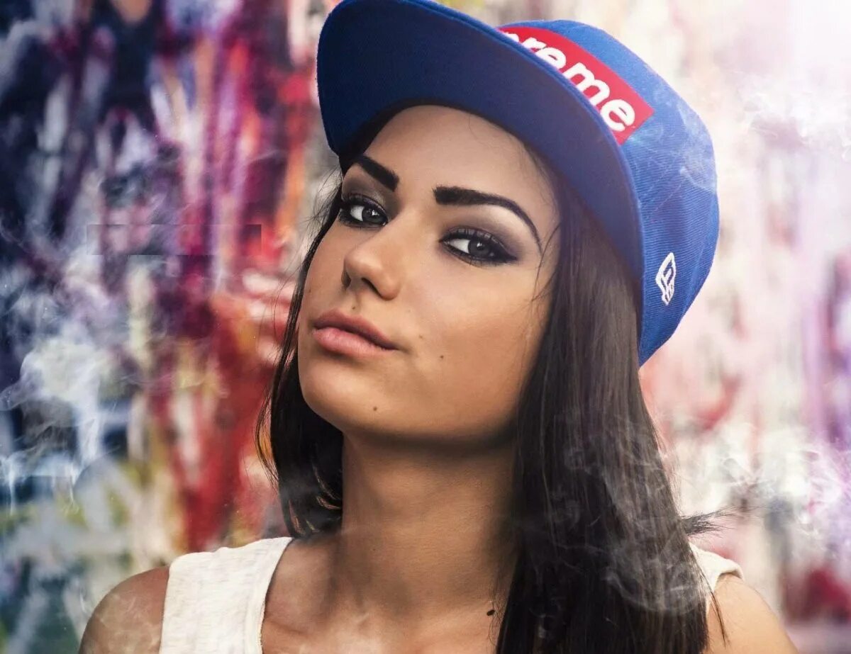 Картинки на заставку в вк для девушек. Красивая девушка в кепке. Рэп девочка. Рэп девушки. Фото на рабочий стол телефона крутые фото.