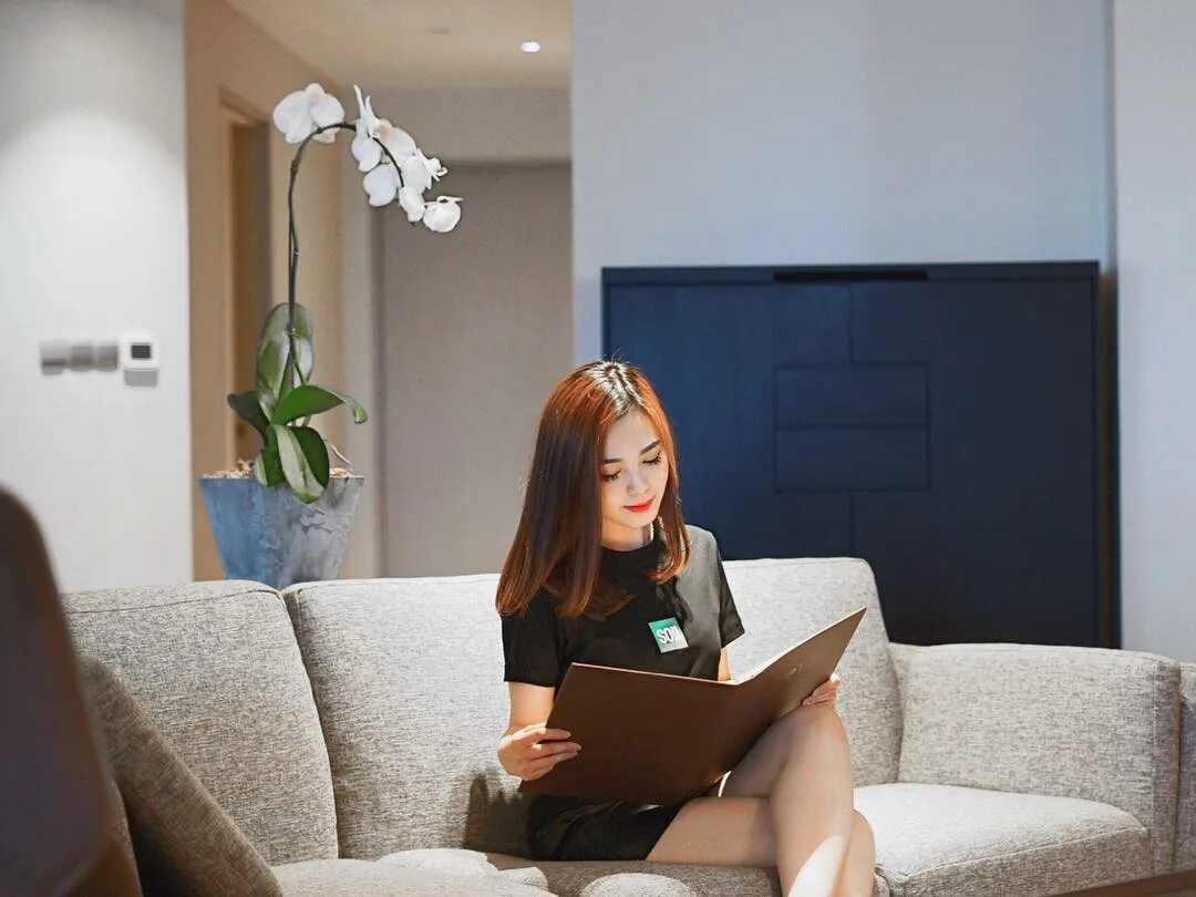 Девушка вешает картину на стену. Hidden pictures комната. Мама складывает чистую одежду. Переехали в новую квартиру. На что вешать картины на стену.