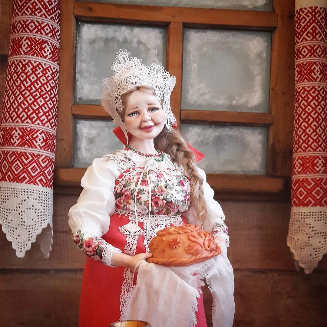 Кукла русском сарафане. Куклы марины мининой архангельск. минина куклы архангельск. русская красавица с караваем. кукла в русском костюме с хлебом.