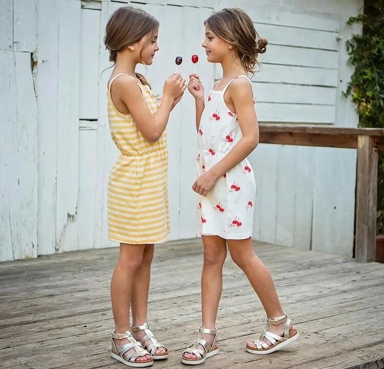 Летнее платье для близнецов. Две молодые сестрички. 10 Сестер. Сестра 10 лет.