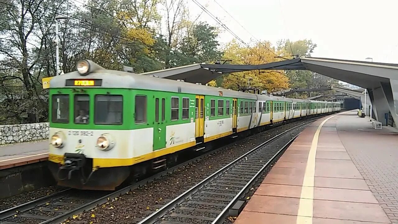 Inpol mazowieckie pl. En57 электропоезд. Ен 57. Станция Powisle. Night photos of PKP Train last car.