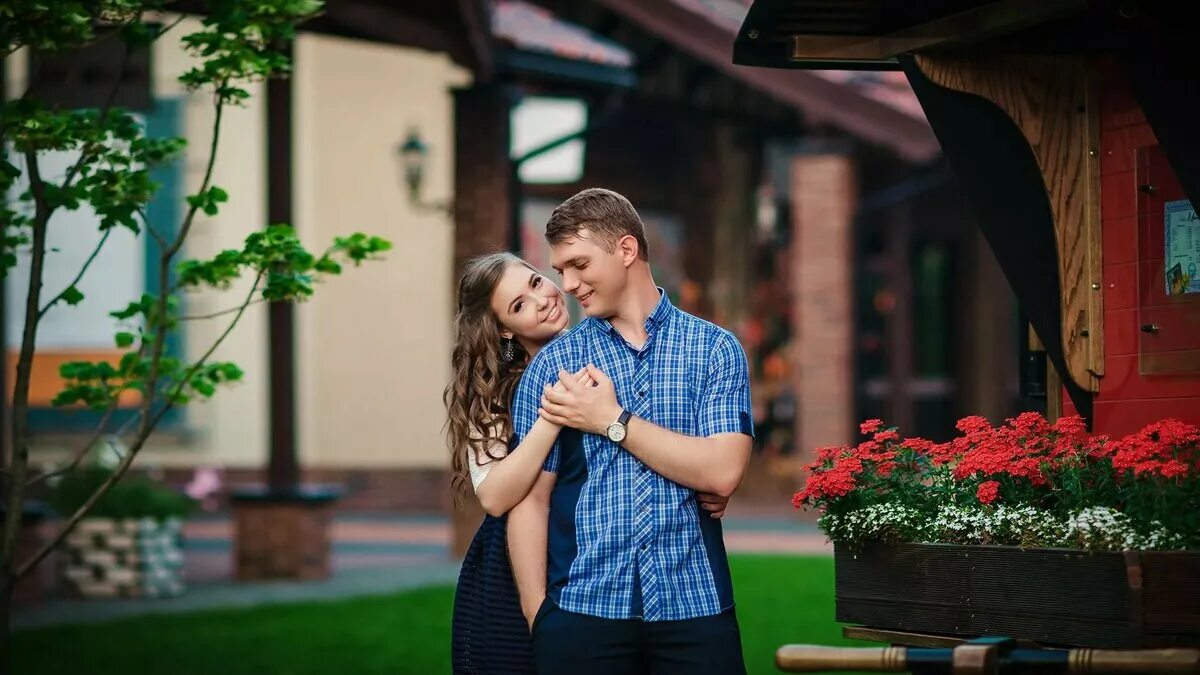 Влюбленные на природе. Лав стори 2022. Love story фотосессия в студии. Love stories video. Лав стори фотосессия.