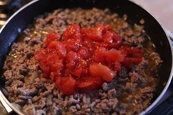 соус с томатом в сотейнике. помидоры для болоньезе. фарш в томатах. мясной соус. фарш с томатами в собственном соку.